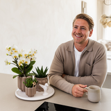 Kolibri Orchids | Gift Set Slow Living | Groene växtn met witte Phalaenopsis orchidee Lausanne in keramieken sierpotten beige op wit dienblad